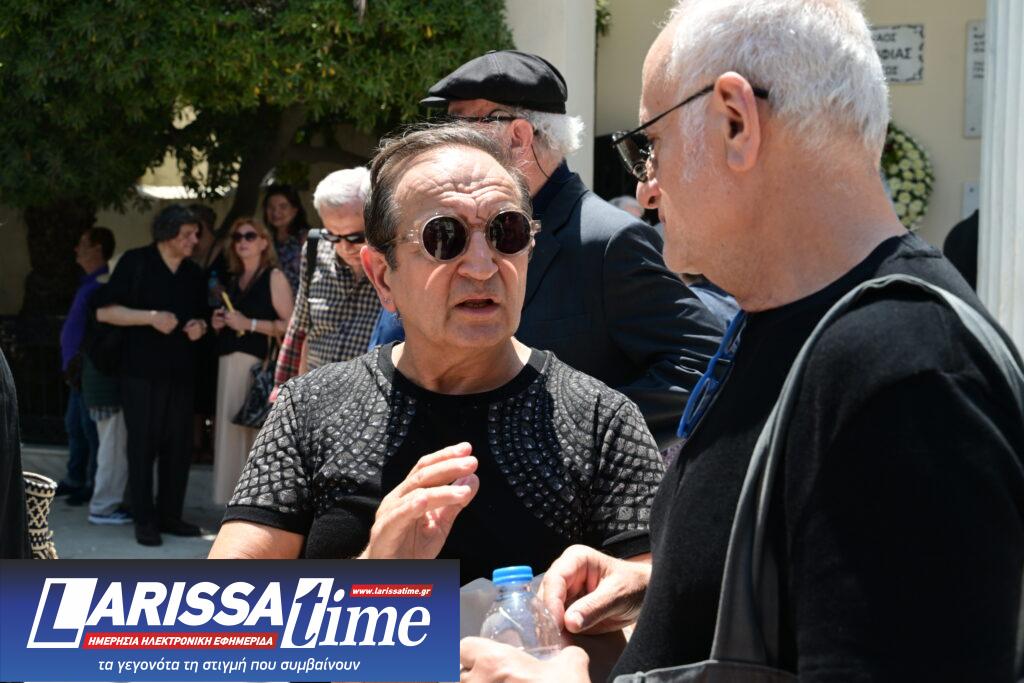 Ο τελευταίος αποχαιρετισμός στον Βασίλη Παπαβασιλείου – Πλήθος κόσμου στην κηδεία του