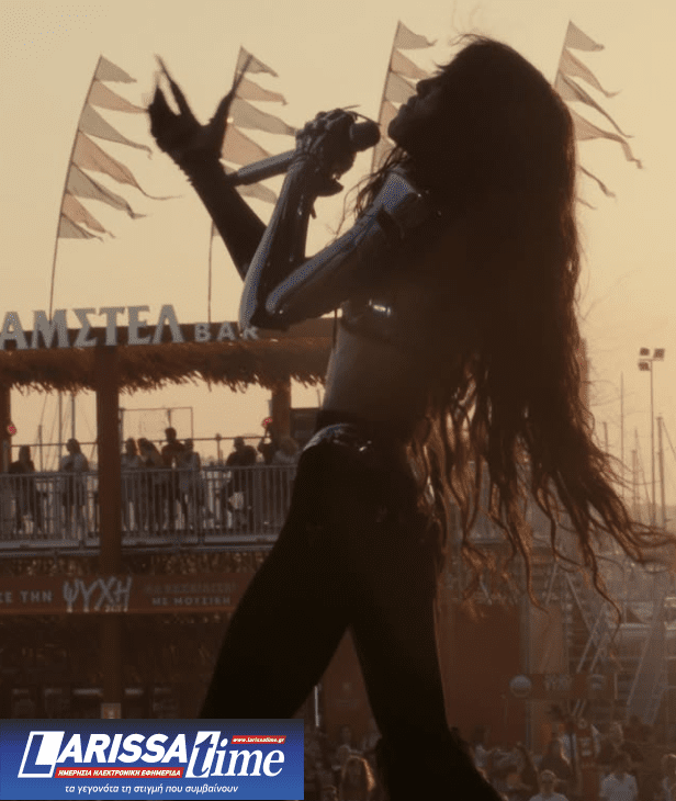 Η απονομή της βασίλισσας της Eurovision Loreen, λίγο μετά την εμφάνιση της στην Αθήνα