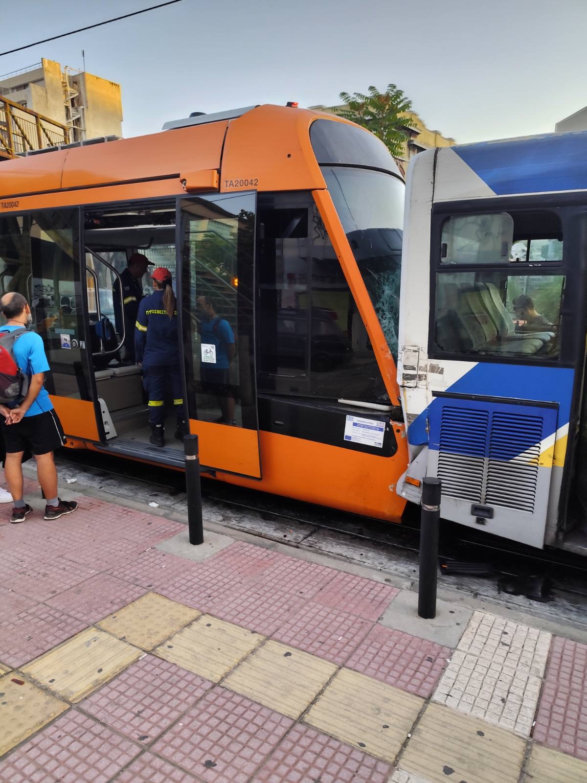 Τροχαίο, Πειραιάς, Τραμ, Λεωφορείο