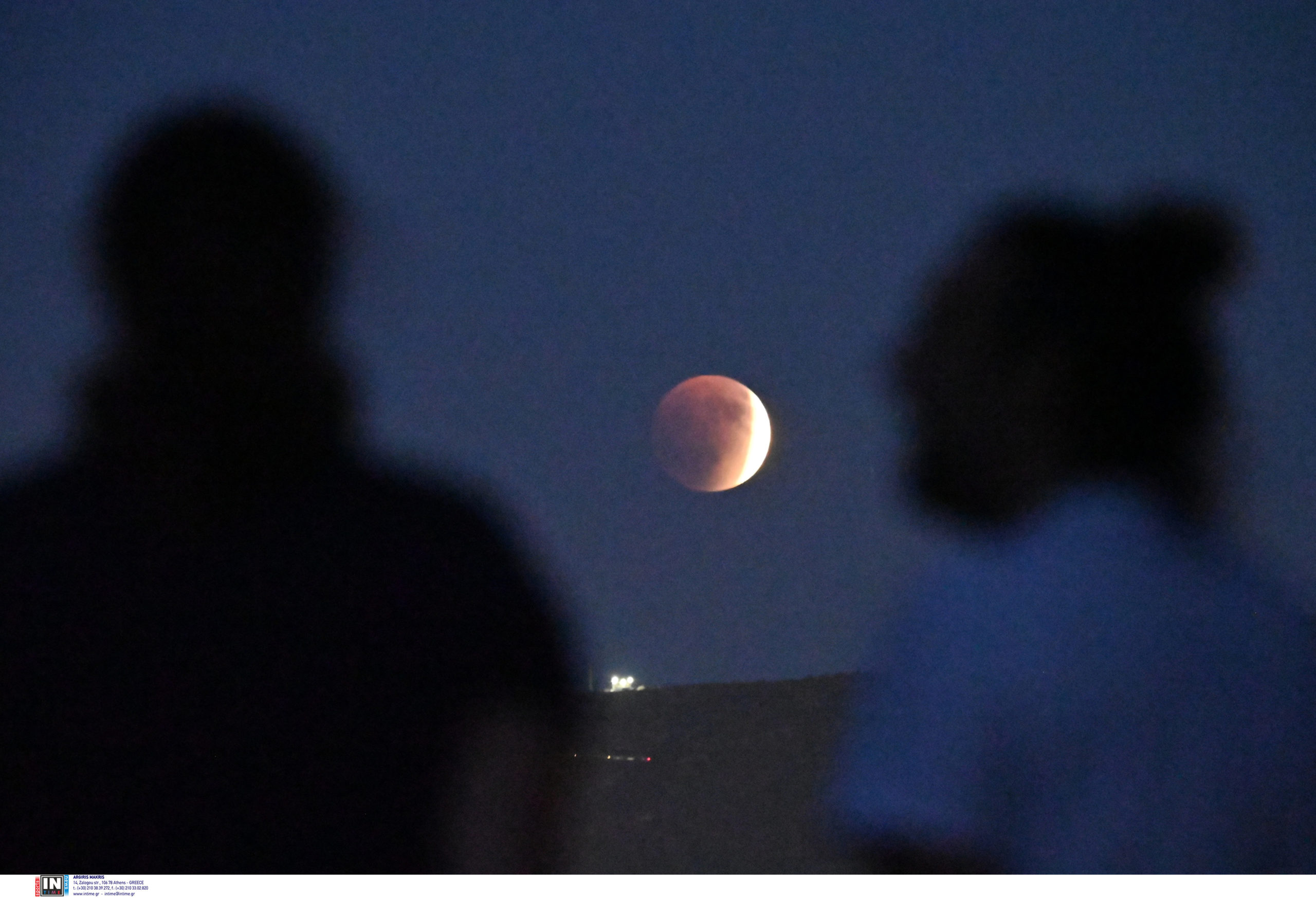 Ολική έκλειψη Σελήνης ματωμένο φεγγάρι