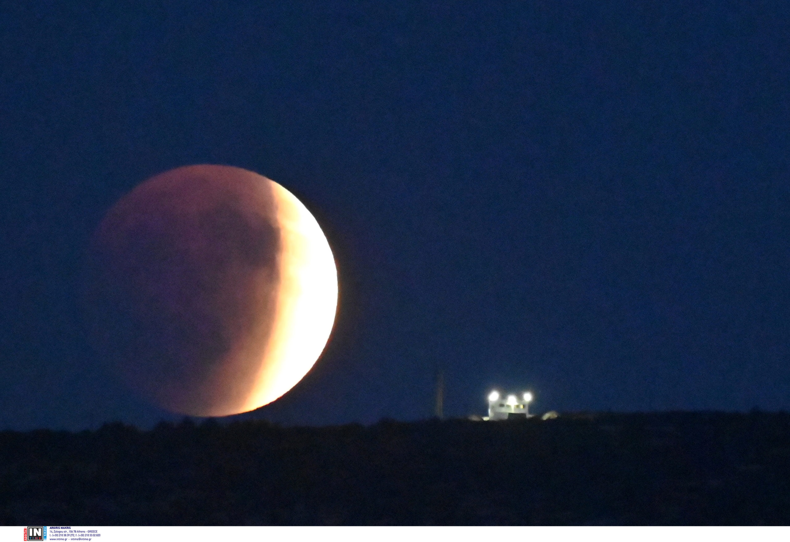 Ολική έκλειψη Σελήνης ματωμένο φεγγάρι