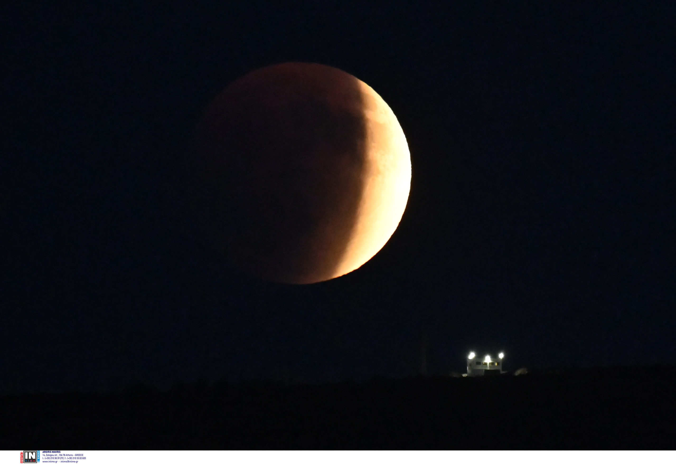 Ολική έκλειψη Σελήνης ματωμένο φεγγάρι
