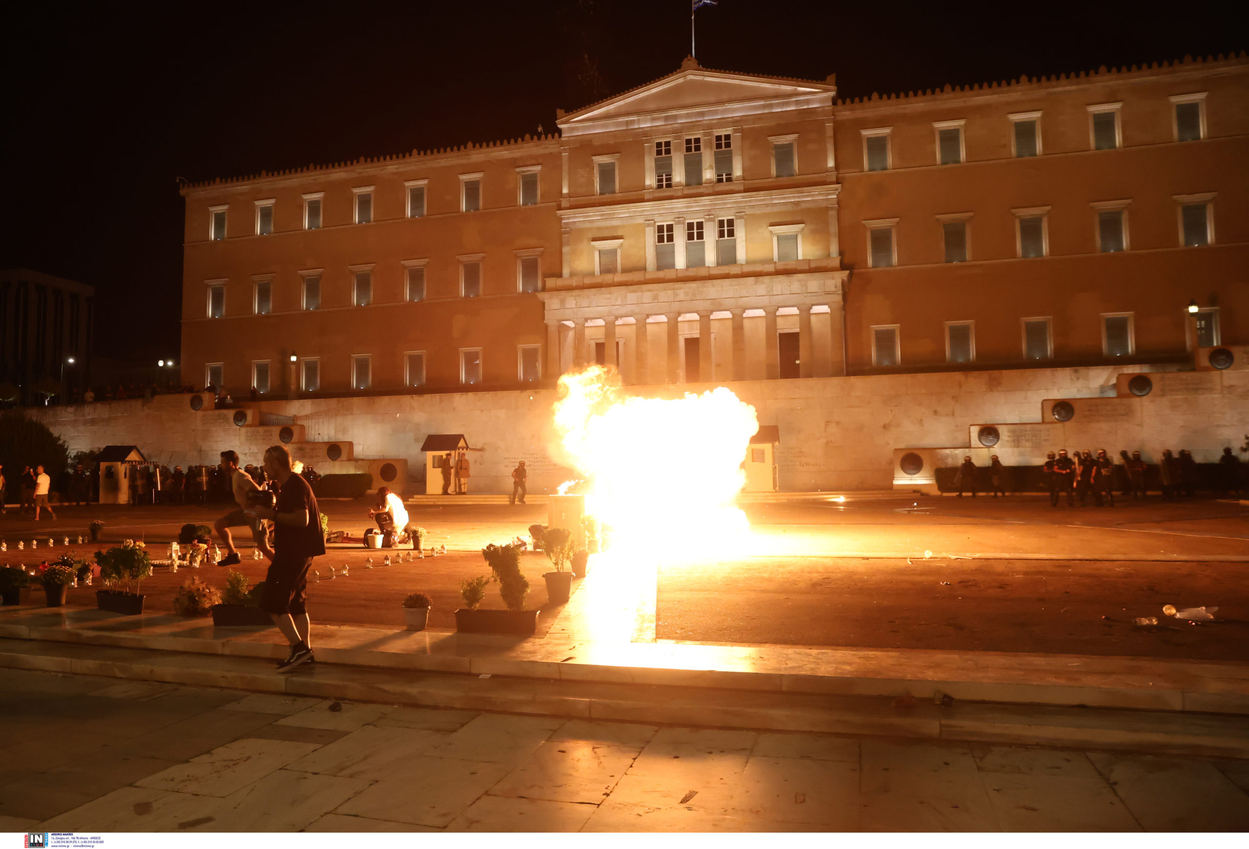 Σύνταγμα, Τέμπη, Επεισόδια