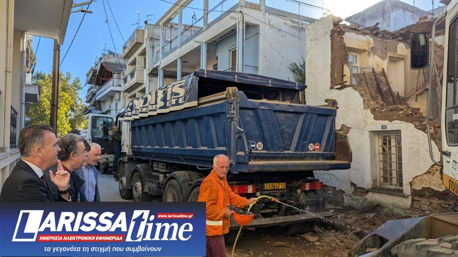 Στιγμιότυπο από τις εργασίες κατεδάφισης ετοιμόρροπου κτιρίου στον Άγιο Χαράλαμπο
