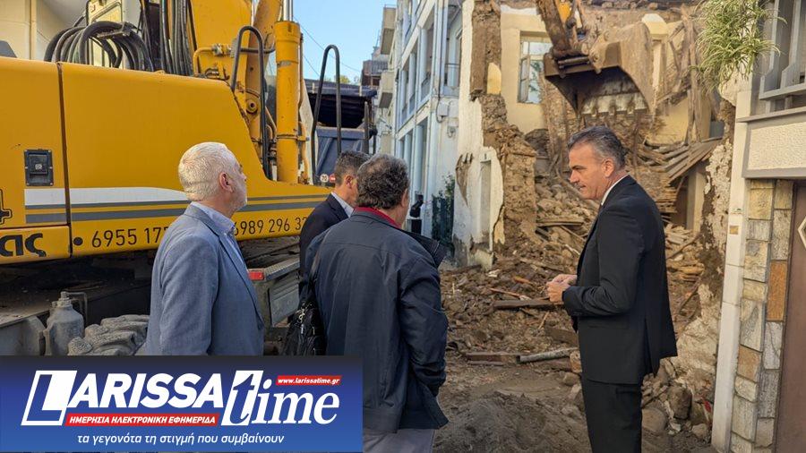 Στιγμιότυπο από τις εργασίες κατεδάφισης ετοιμόρροπου κτιρίου στον Άγιο Χαράλαμπο
