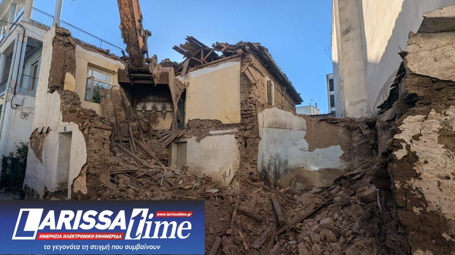 Στιγμιότυπο από τις εργασίες κατεδάφισης ετοιμόρροπου κτιρίου στον Άγιο Χαράλαμπο
