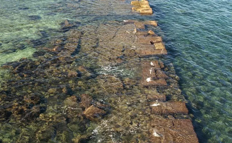 Προχωρούν οι μελέτες για το αρχαίο λιμάνι και την Ρωμαϊκή Στοά – Συνάντηση Μενδώνη – Χριστόφα