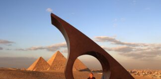 Οι Πυραμίδες ως Καμβάς: Η Έκθεση «Forever Is Now» Επιστρέφει στην Γκίζα