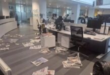 Ιταλία: Διαδηλωτές εισέβαλαν στα γραφεία της εφημερίδας La Stampa – Άφησαν κοπριά και πέταξαν βιβλία