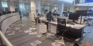 Ιταλία: Διαδηλωτές εισέβαλαν στα γραφεία της εφημερίδας La Stampa – Άφησαν κοπριά και πέταξαν βιβλία