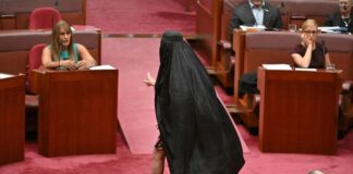 Αυστραλία: Σάλο προκάλεσε ακροδεξιά Αυστραλιανή γερουσιαστής που εμφανίστηκε με μπούρκα