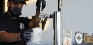 Η Σαουδική Αραβία… κερνάει αλκοόλ – Τα νέα καταστήματα για ξένους