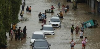 Νοτιοανατολική Ασία: Τουλάχιστον 321 νεκροί, χιλιάδες εκτοπισμένοι, πόλεις βυθισμένες στο νερό