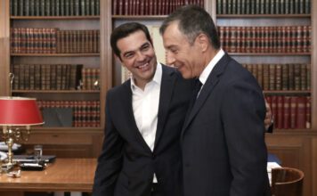 Θεοδωράκης για βιβλίο Τσίπρα: Το ραντεβού που μετατέθηκε και η συγκυβέρνηση με Καμμένο