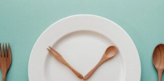 Από το “φαγητό μέχρι τελικής πτώσεως”, στην αφαγία – Τα λάθη που κάνουμε για να διορθώσουμε τις γαστρονομικές… υπερβολές μας