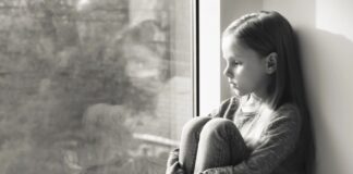 Τραύματα που δε σβήνουν: Πώς η παιδική κακοποίηση διαβρώνει τη νοητική πορεία ενηλίκων