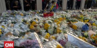 Χονγκ Κονγκ: Λουλούδια, μεσίστιες σημαίες και απέραντη θλίψη για τα θύματα της φονικής πυρκαγιάς