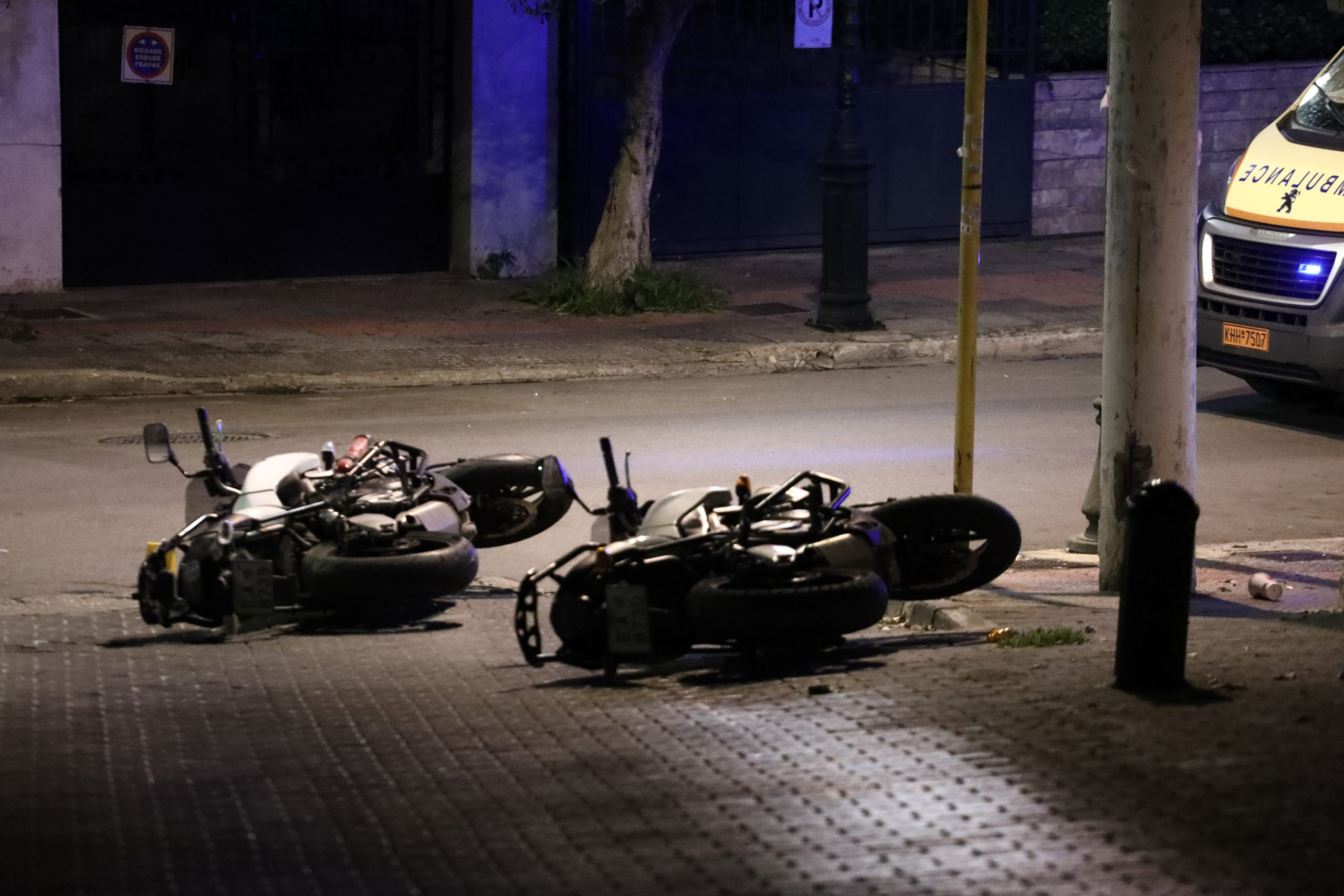 Άγιος Δημήτριος: Διαρρήκτες εμβόλισαν μηχανές της ΔΙΑΣ και τραυμάτισαν 3 αστυνομικούς – Έπεσαν πυροβολισμοί