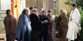 Ο Χάρης μένει μόνος του και στο σπίτι εισβάλλουν δύο ληστές