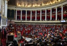 Γαλλία: Απορρίφθηκε σχεδόν ομόφωνα από την Κάτω Βουλή το σχέδιο προϋπολογισμού του 2026