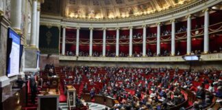 Γαλλία: Απορρίφθηκε σχεδόν ομόφωνα από την Κάτω Βουλή το σχέδιο προϋπολογισμού του 2026