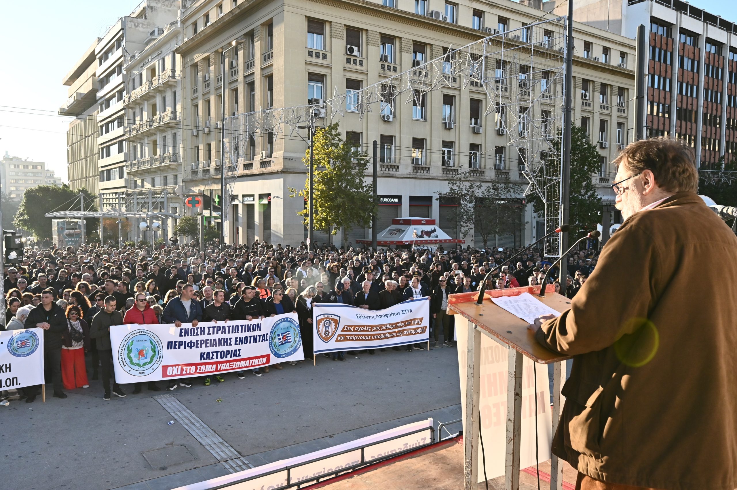 συγκέντρωση στρατιωτικών, Προπύλαια