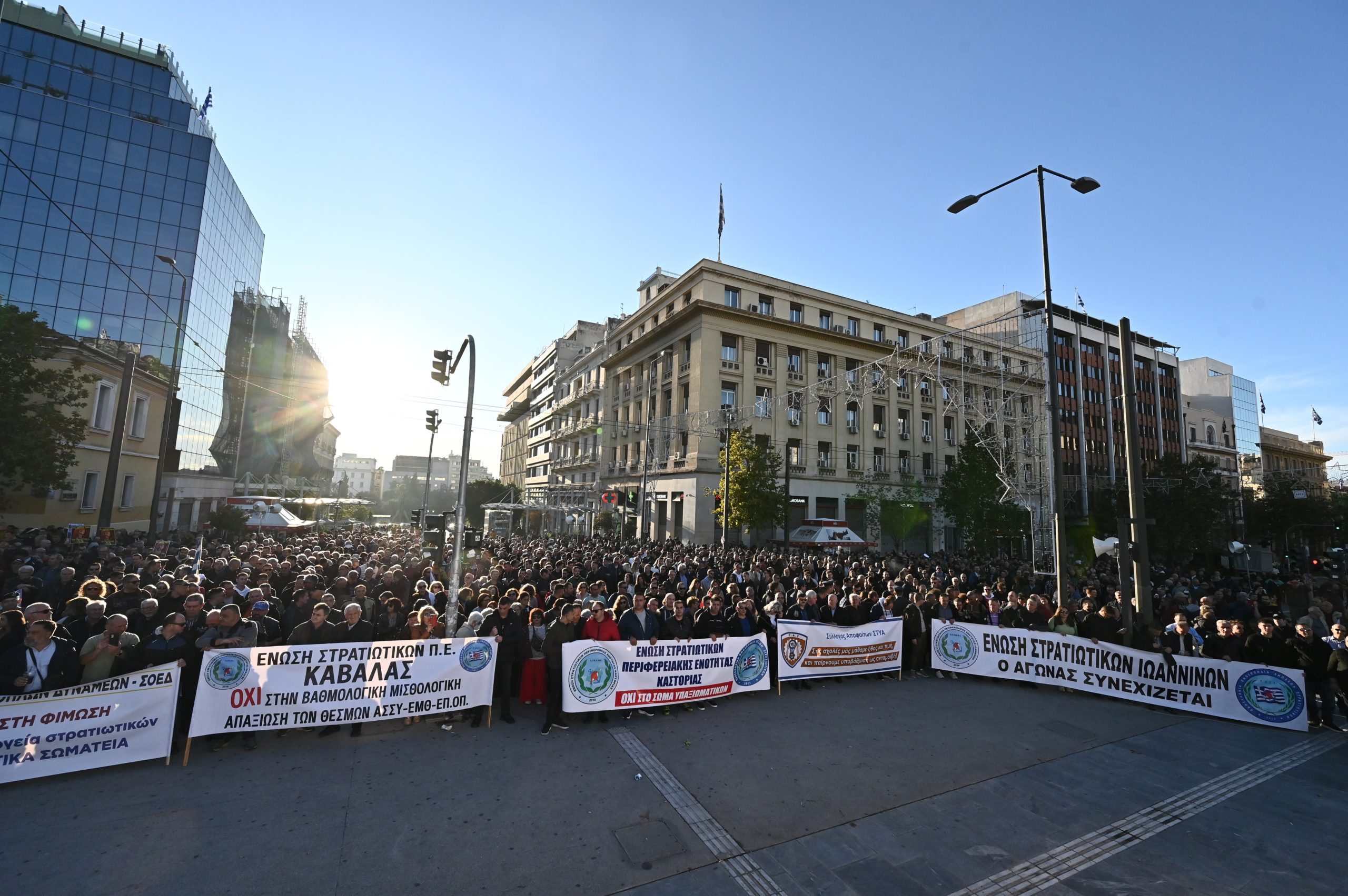 συγκέντρωση στρατιωτικών, Προπύλαια