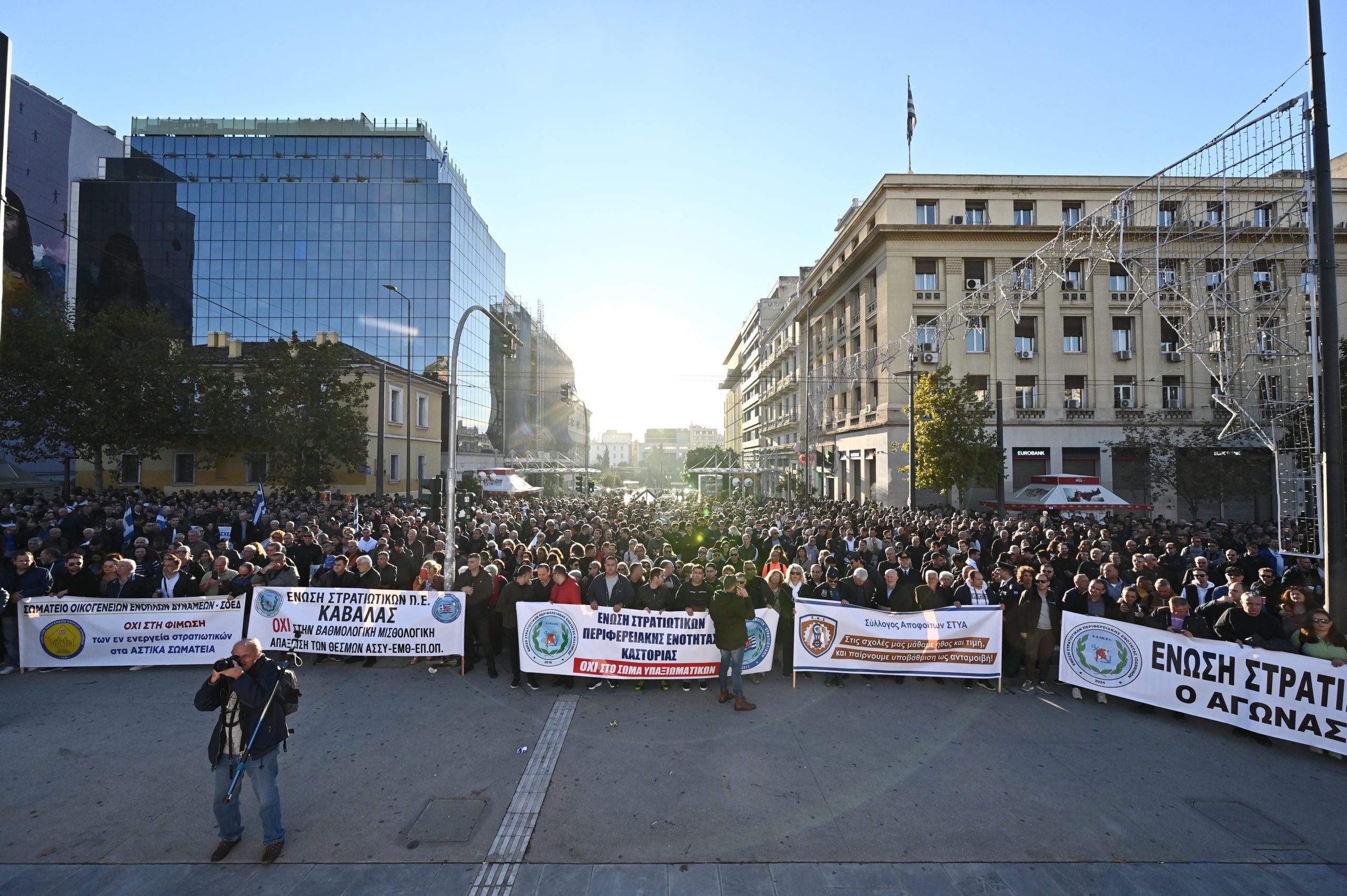 συγκέντρωση στρατιωτικών, Προπύλαια