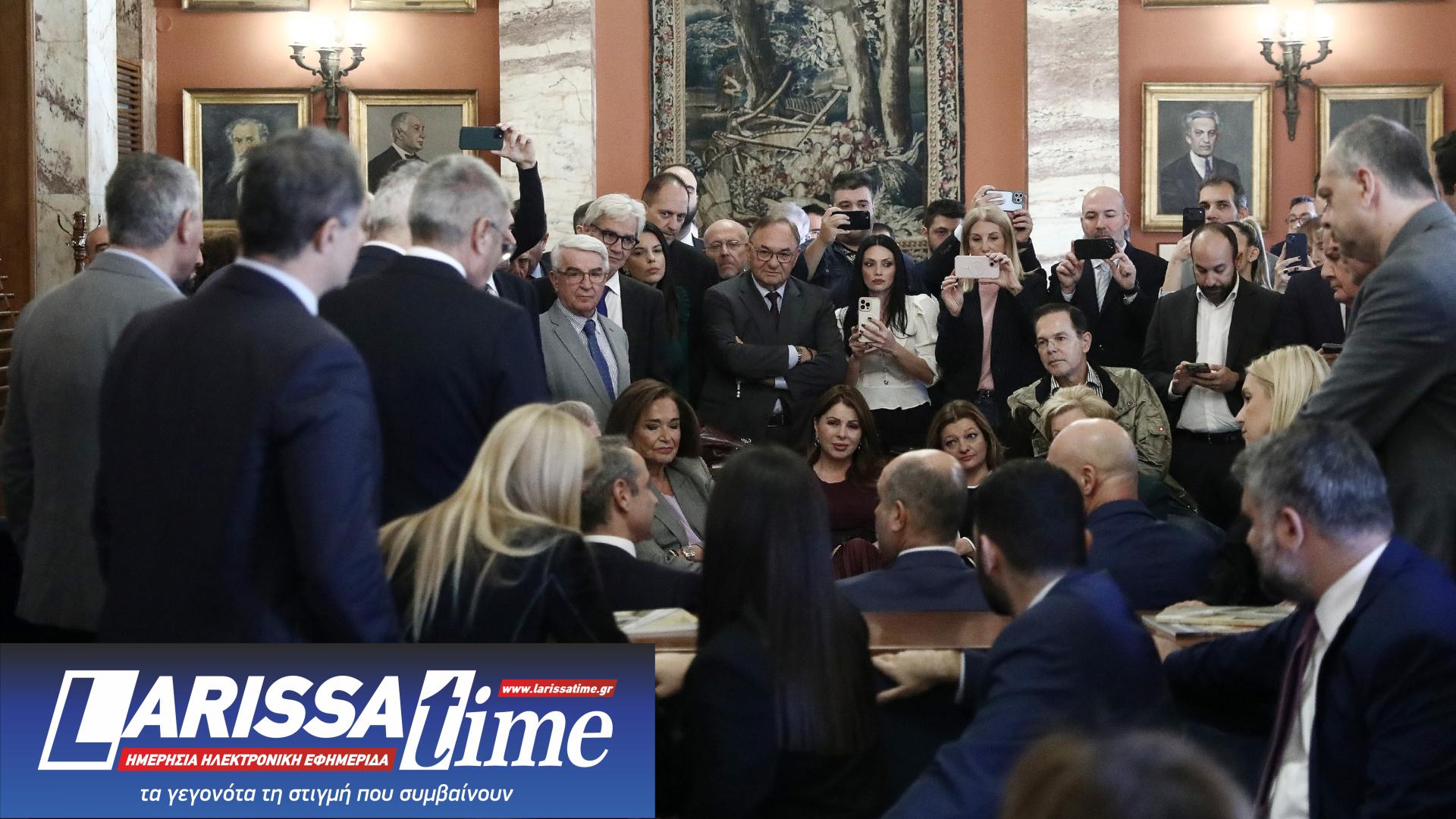 «Πηγαδάκι» Μητσοτάκη με βουλευτές της Ν.Δ. στη Βουλή – Τι είπε για τις εκλογές [εικόνες]-1