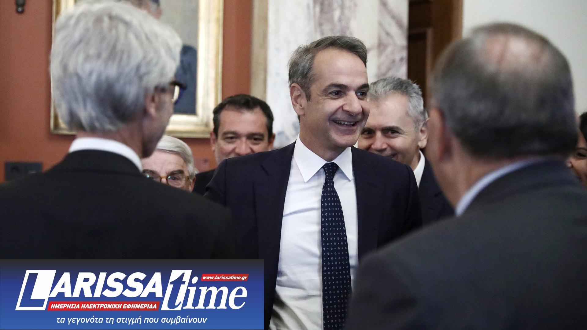 «Πηγαδάκι» Μητσοτάκη με βουλευτές της Ν.Δ. στη Βουλή – Τι είπε για τις εκλογές [εικόνες]-2