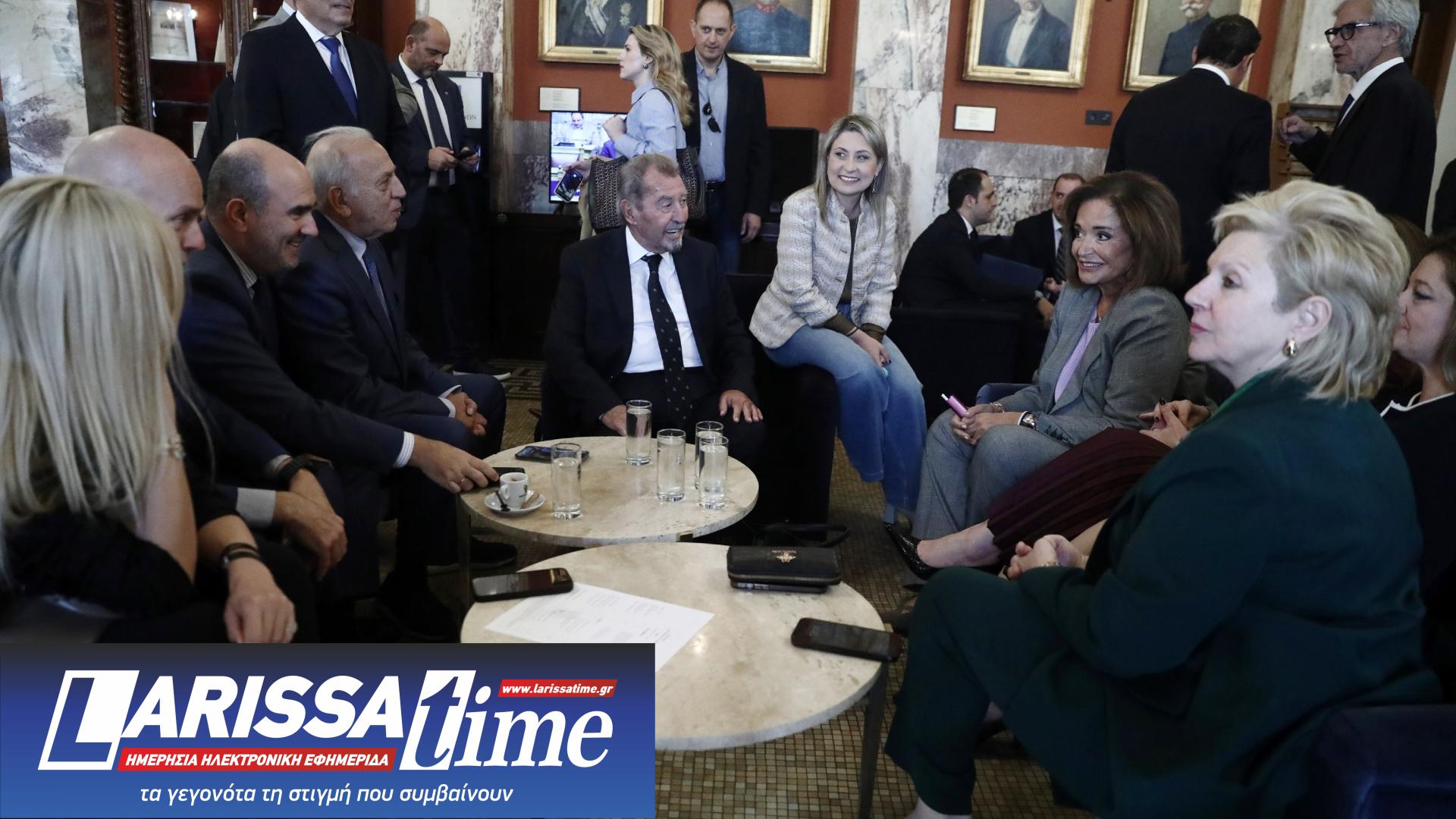 «Πηγαδάκι» Μητσοτάκη με βουλευτές της Ν.Δ. στη Βουλή – Τι είπε για τις εκλογές [εικόνες]-3