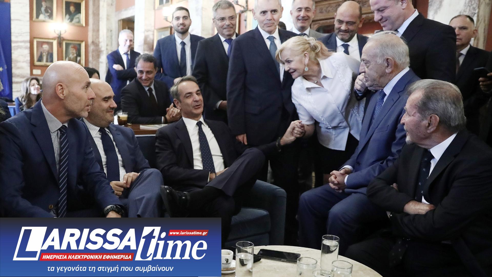 «Πηγαδάκι» Μητσοτάκη με βουλευτές της Ν.Δ. στη Βουλή – Τι είπε για τις εκλογές [εικόνες]-4