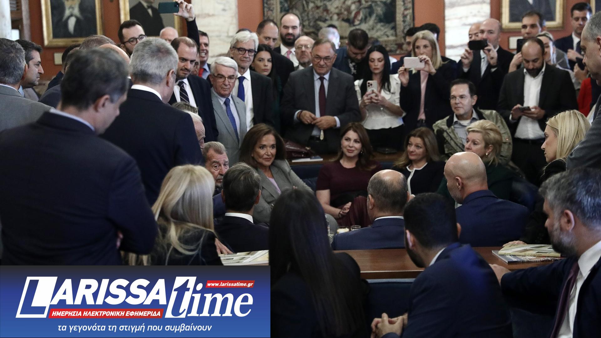 «Πηγαδάκι» Μητσοτάκη με βουλευτές της Ν.Δ. στη Βουλή – Τι είπε για τις εκλογές [εικόνες]-5