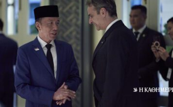 Διπλωματική σχοινοβασία σε τρία μέτωπα