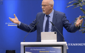 Γιώργος Παπανδρέου: «Πρέπει να ξαναεφεύρουμε τη Δημοκρατία πριν τη διαλύσουν»