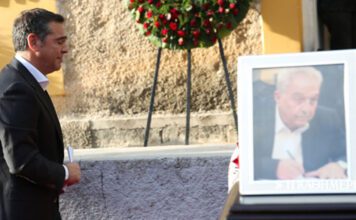 Κηδεία Φλαμπουράρη – Τσίπρας: Αλέκο, δεν σε αποχαιρετώ