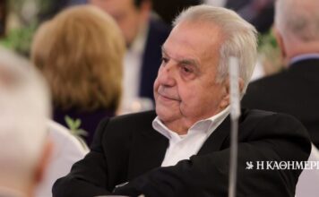 Boυλή: Ενός λεπτού σιγή στη μνήμη του Αλέκου Φλαμπουράρη