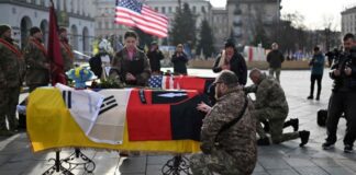Κηδεία για Νοτιοκορεάτη και Αμερικανό εθελοντή στην Ουκρανία στην πλατεία Μαϊντάν του Κιέβου