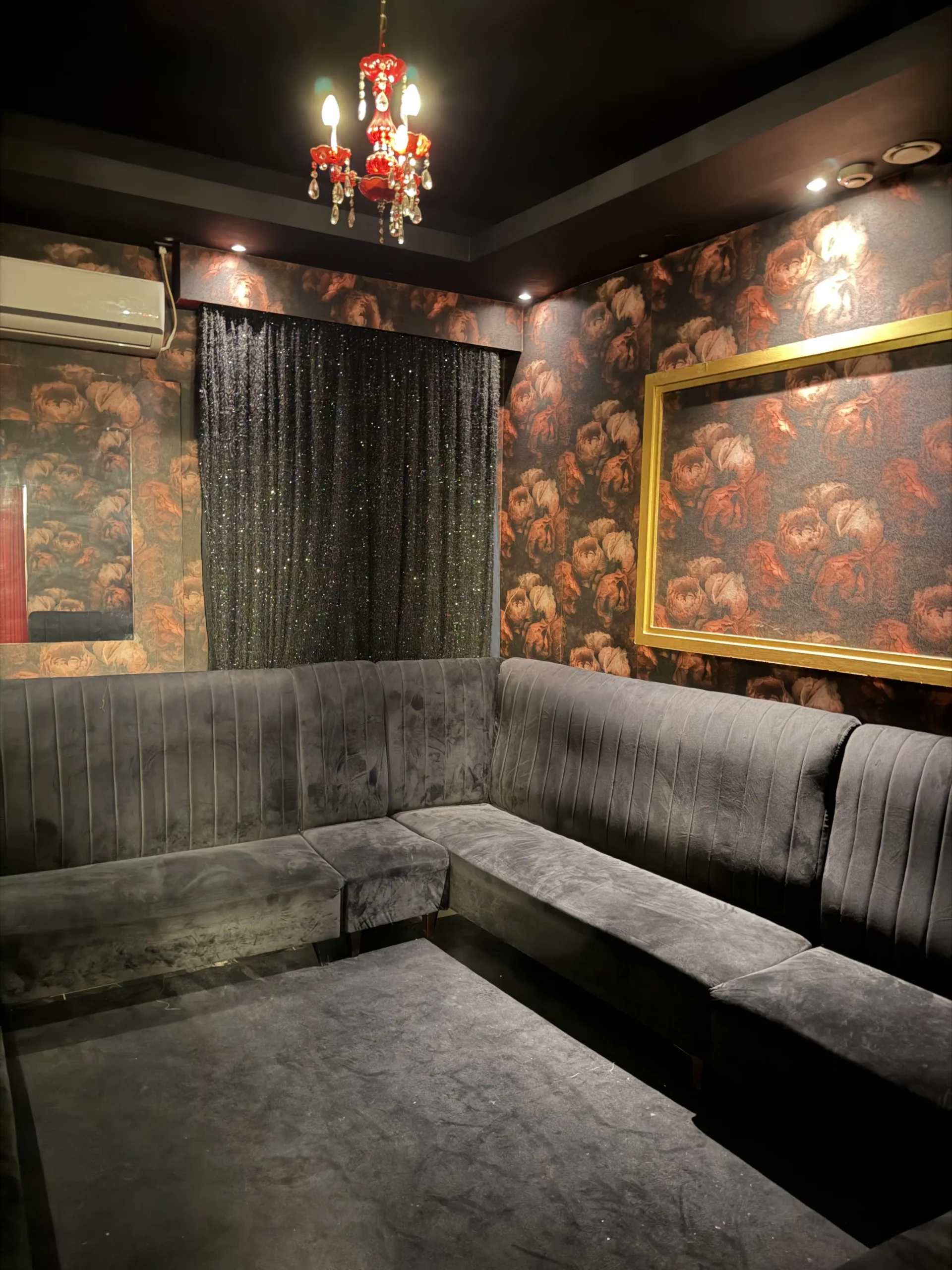 Έλεγχοι σε καταστήματα “STRIPSHOW” – Σύλληψη 5 ατόμων που προήγαγαν αλλοδαπές στην πορνεία