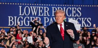 Ρατσισμός, fake news και χορός YMCA: Στην τελευταία του ομιλία ο Τραμπ επιστρέφει στις προεκλογικές του τακτικές