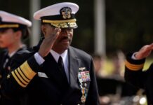 ΗΠΑ – Βενεζουέλα: Αποστρατεύτηκε ο ναύαρχος που έδωσε εντολή για χτύπημα σε επιζώντες