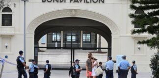 Βίντεο δείχνει μία ακόμα ηρωική σκηνή από το μακελειό στην παραλία Μποντάι – Άντρας κλωτσά το όπλο του δράστη