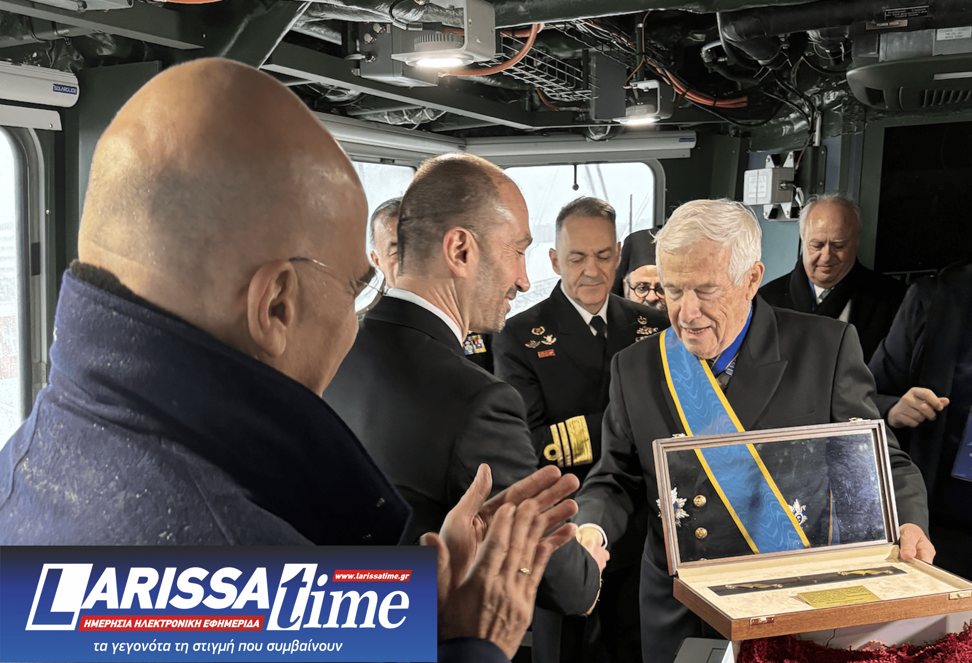 Ο Πάνος Λασκαρίδης παραδίδει στον κυβερνήτη της φρεγάτας «Κίμων» τον «Κανόνα του Κουντουριώτη»-1