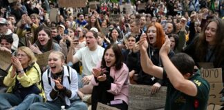 Ουκρανία: Η υπηρεσία καταπολέμησης της διαφθοράς κατηγορεί βουλευτές για δωροδοκίες – Έφοδοι σε κυβερνητικά γραφεία