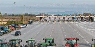 Άνοιξαν οι αγρότες το ρεύμα προς Θεσσαλονίκη στα διόδια των Μαλγάρων