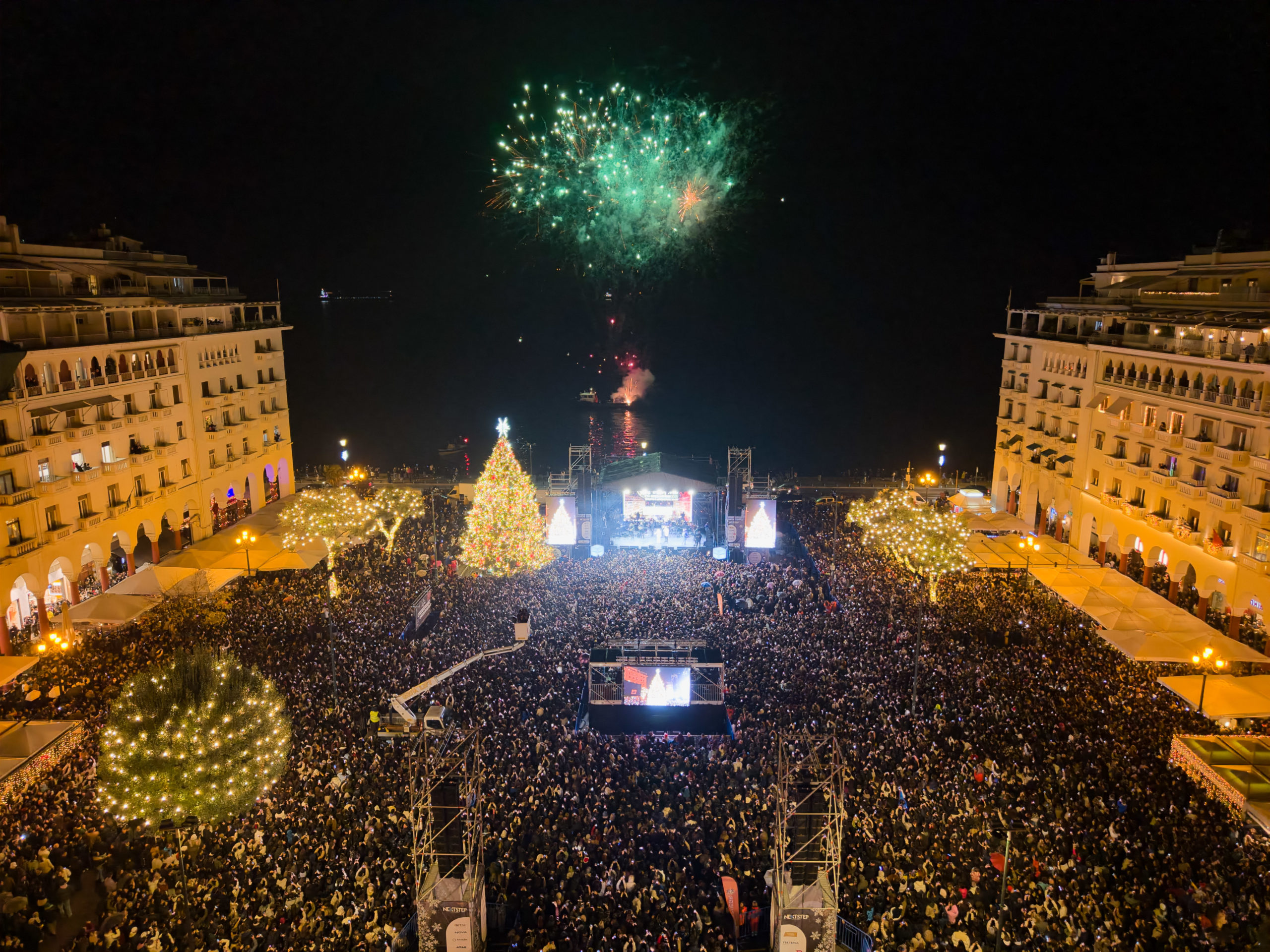 Φωταγωγήθηκε το χριστουγεννιάτικο δέντρο στη Θεσσαλονίκη