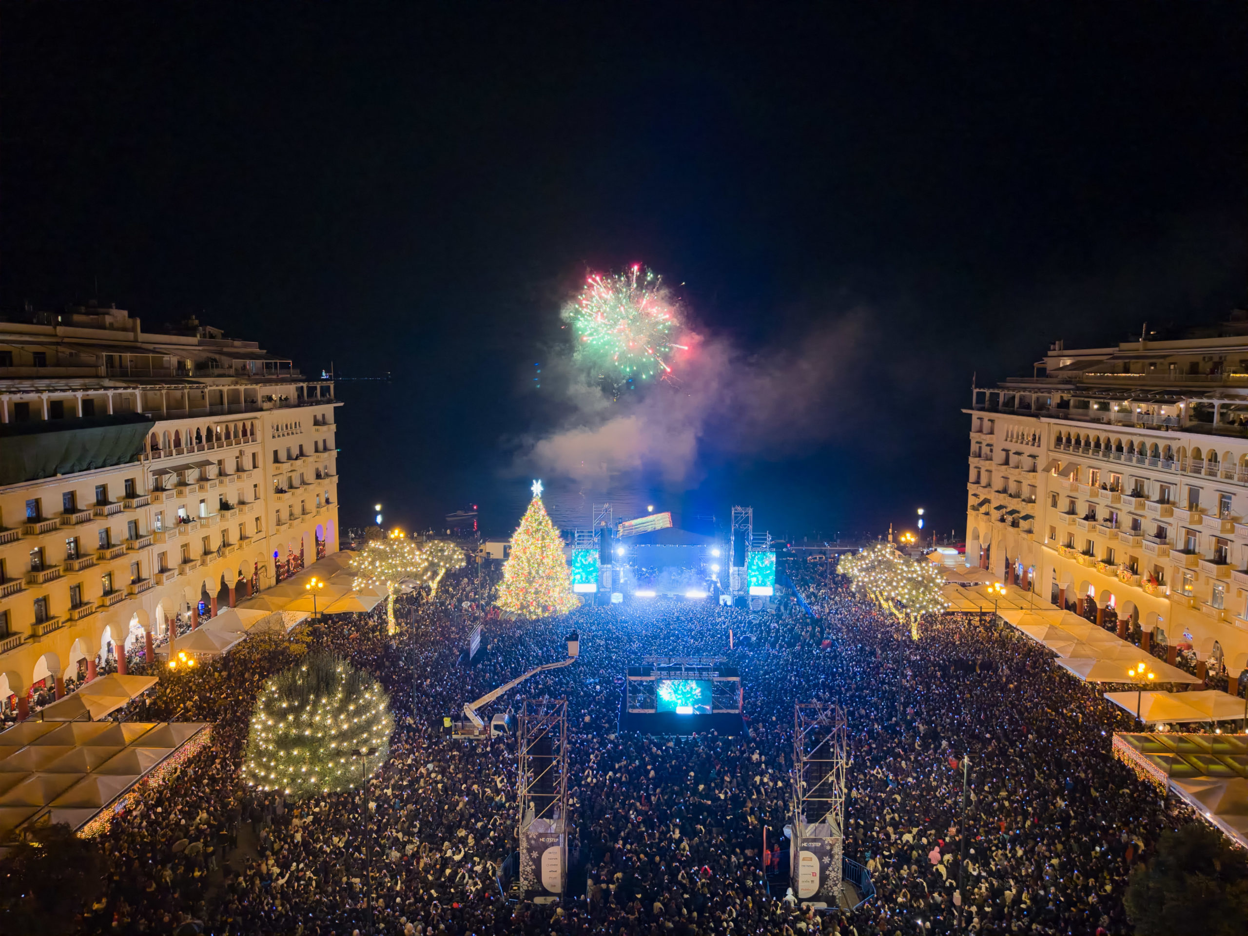 Φωταγωγήθηκε το χριστουγεννιάτικο δέντρο στη Θεσσαλονίκη