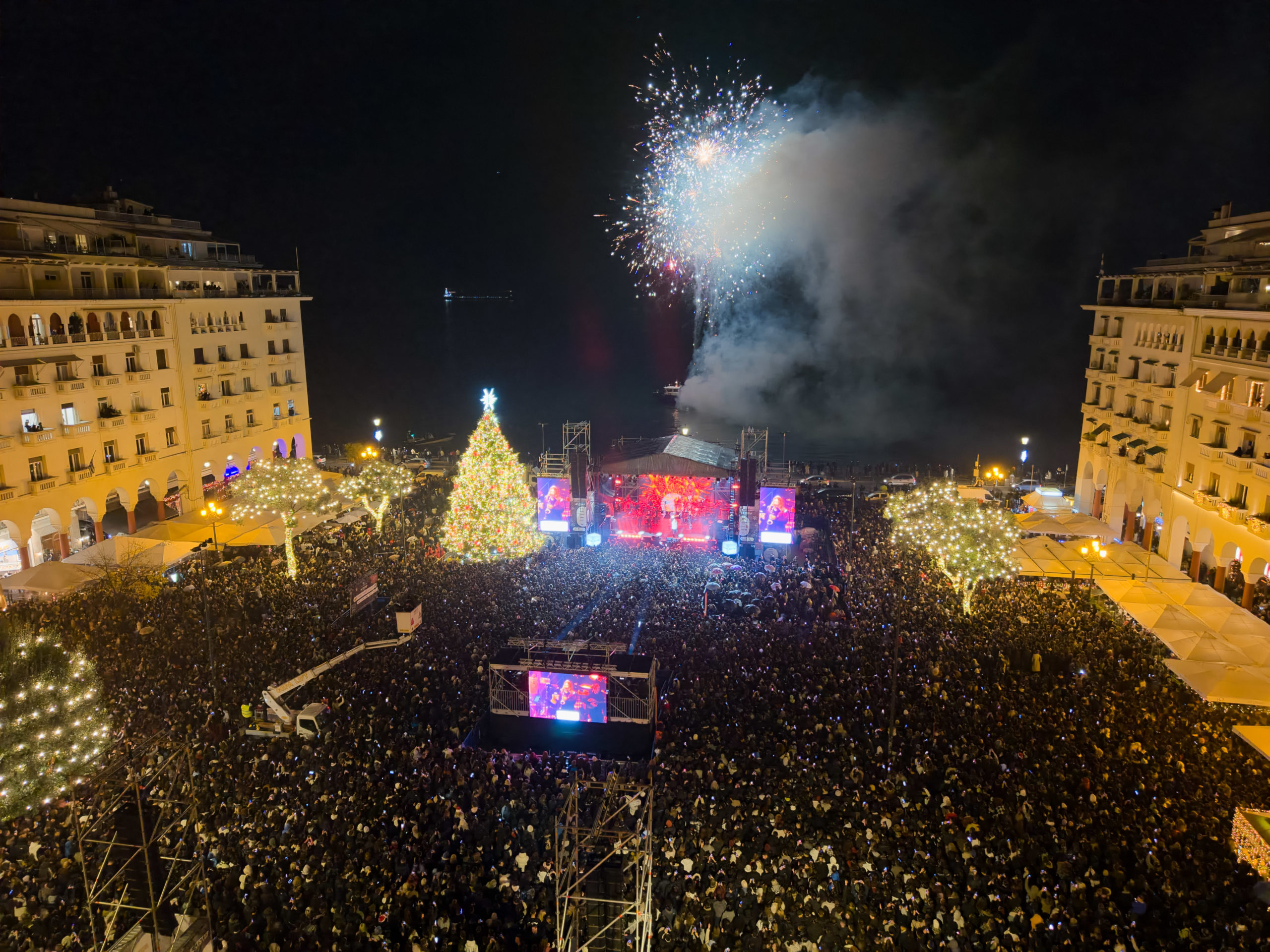 Φωταγωγήθηκε το χριστουγεννιάτικο δέντρο στη Θεσσαλονίκη