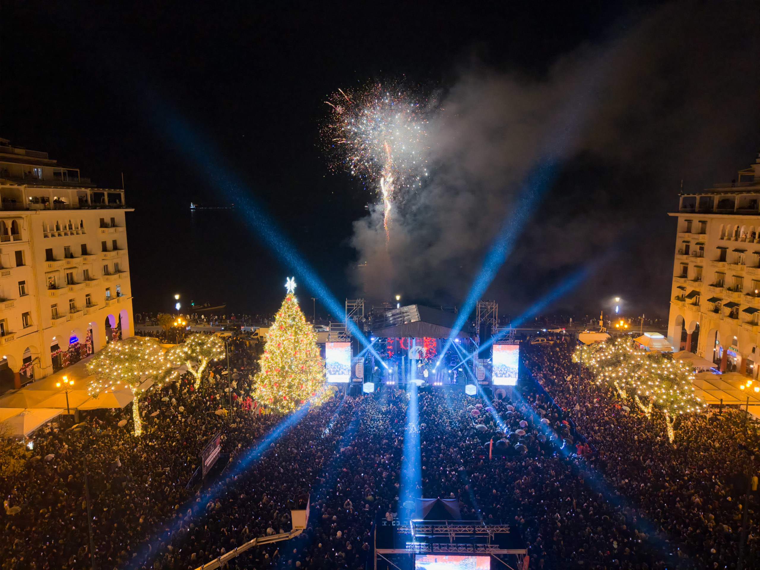 Φωταγωγήθηκε το χριστουγεννιάτικο δέντρο στη Θεσσαλονίκη