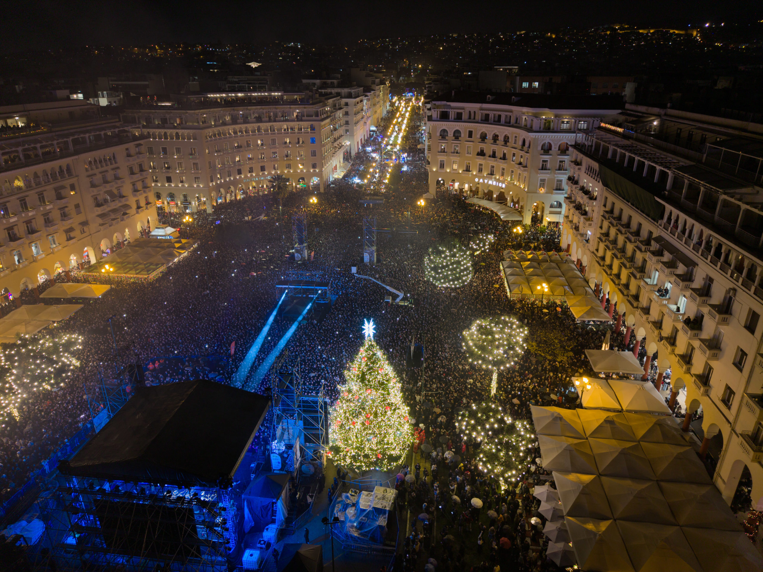 Φωταγωγήθηκε το χριστουγεννιάτικο δέντρο στη Θεσσαλονίκη